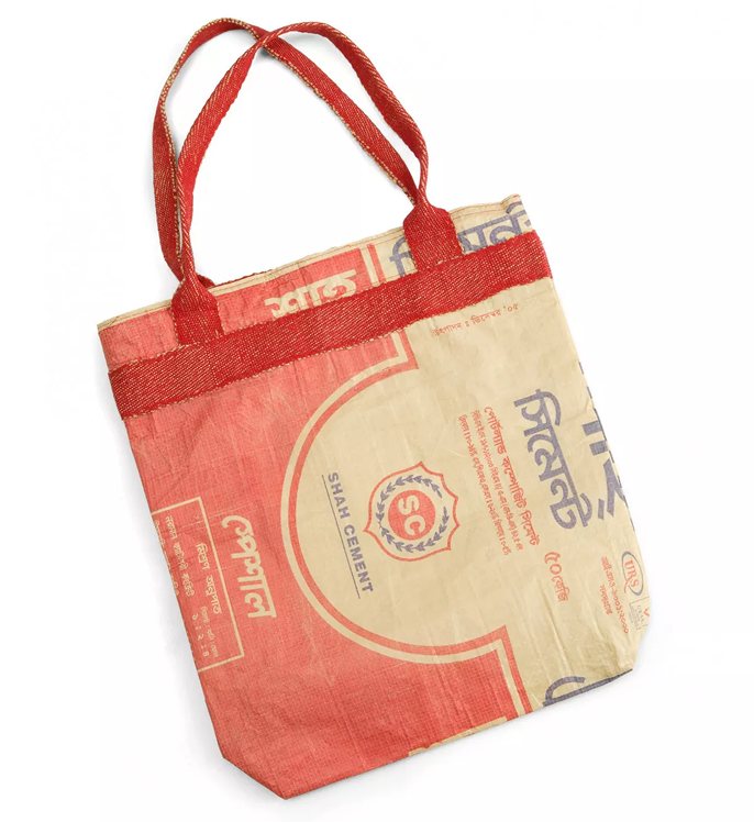 Bolsa de compra o de playa hecha con saco de cemento